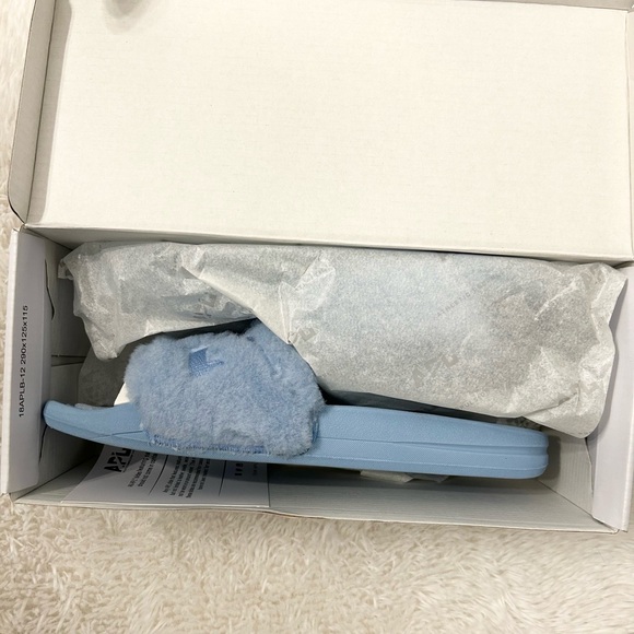 APL (Athletic Propulsion Labs) Women’s Shearling Slides - Picture 4 of 11